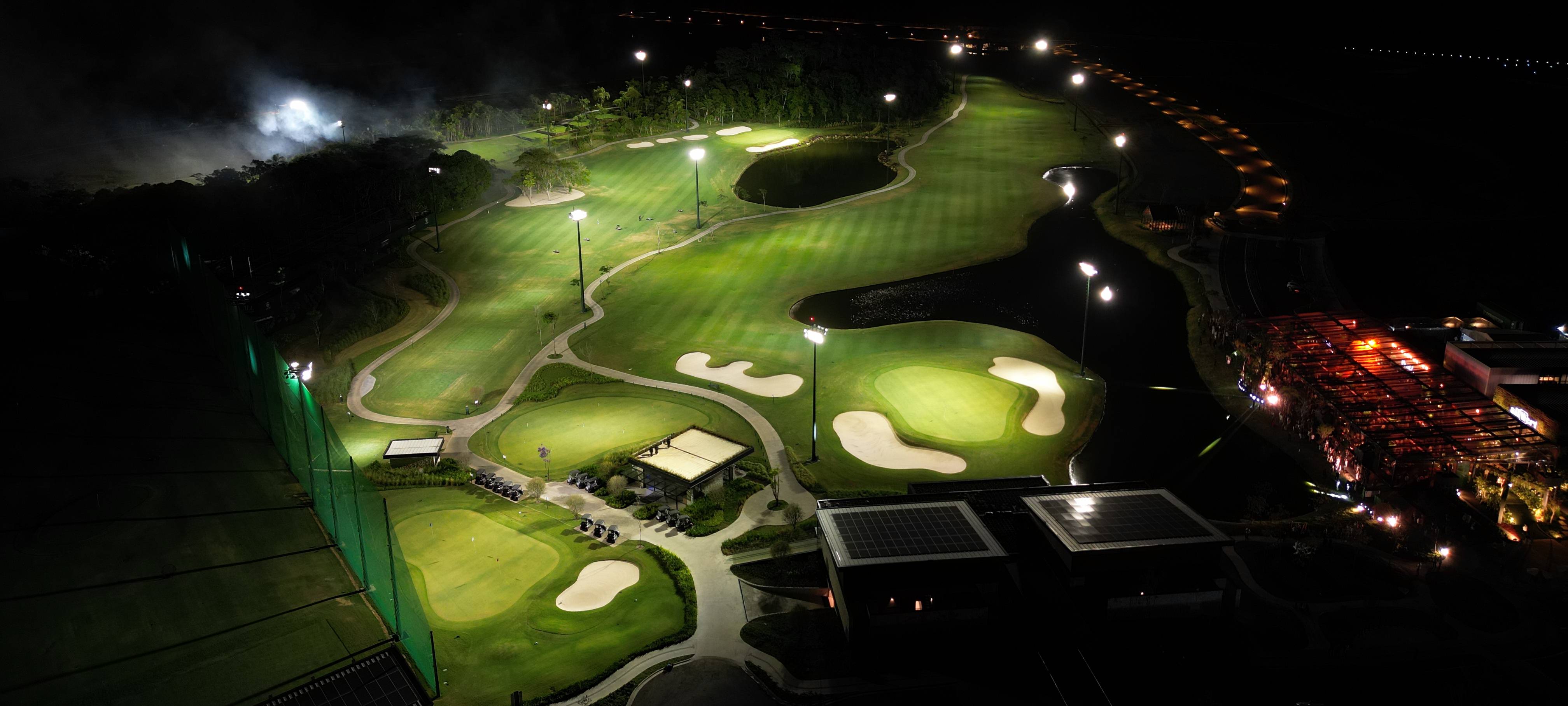 Golfe iluminado do All Resort Club Residence