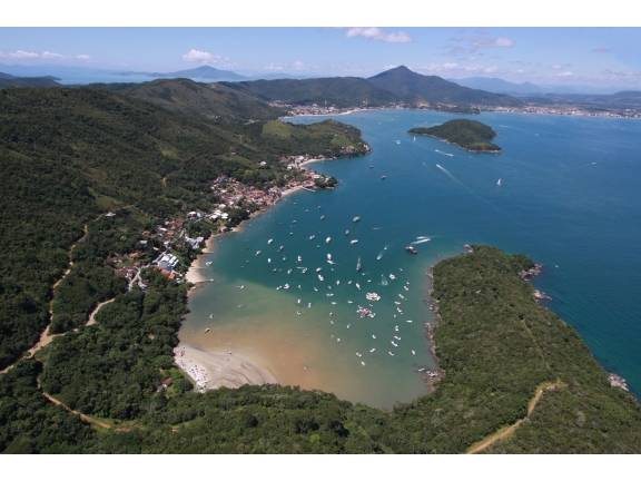 Vista aérea da baía e da orla em Porto Belo — região de Balneário Perequê do catálogo frente-mar